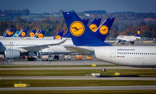 DEU Deutschland Bayern Muenchen 15 10 2017 Flughafen Muenchen Registration Lufthansa Kranich