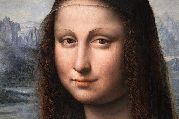 Entdeckt wurde die Herkunft des Bildes von den Restauratoren: Die Madrider Experten fanden hinter dem düsteren Farbhintergrund, der das Frauenbildnis zunächst umgab, genau jene freundliche toskanische Landschaft, vor der da Vinci seine Mona Lisa gemalt hatte. Ein kleiner Unterschied fällt ins Auge: Die auf dem Madrider Bild zu sehende Dame scheint etwas jünger zu sein als jene im Louvre. Und hat markantere Augenbrauen