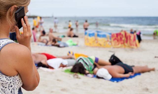 Auch am Strand ist das Handy mit dabei – und heizt sich innen durch hohe Außentemperaturen stärker auf als ohnehin.