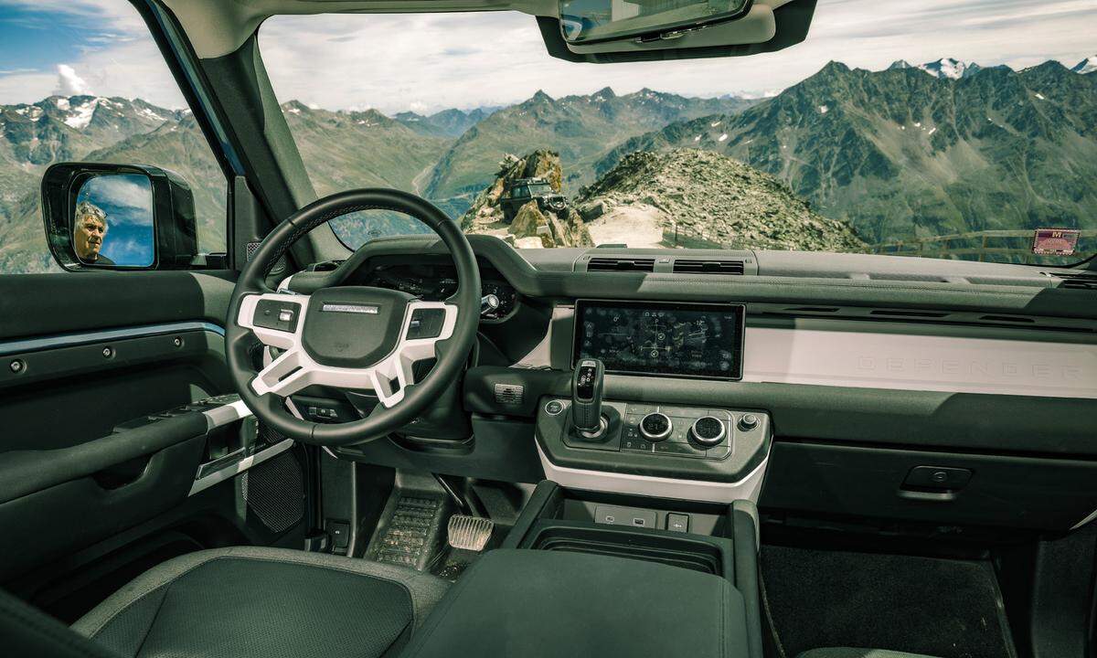 Luxus-SUV auf rustikal: Die sichtbaren Inbusschrauben suggerieren Do-it-yourself-Romantik.