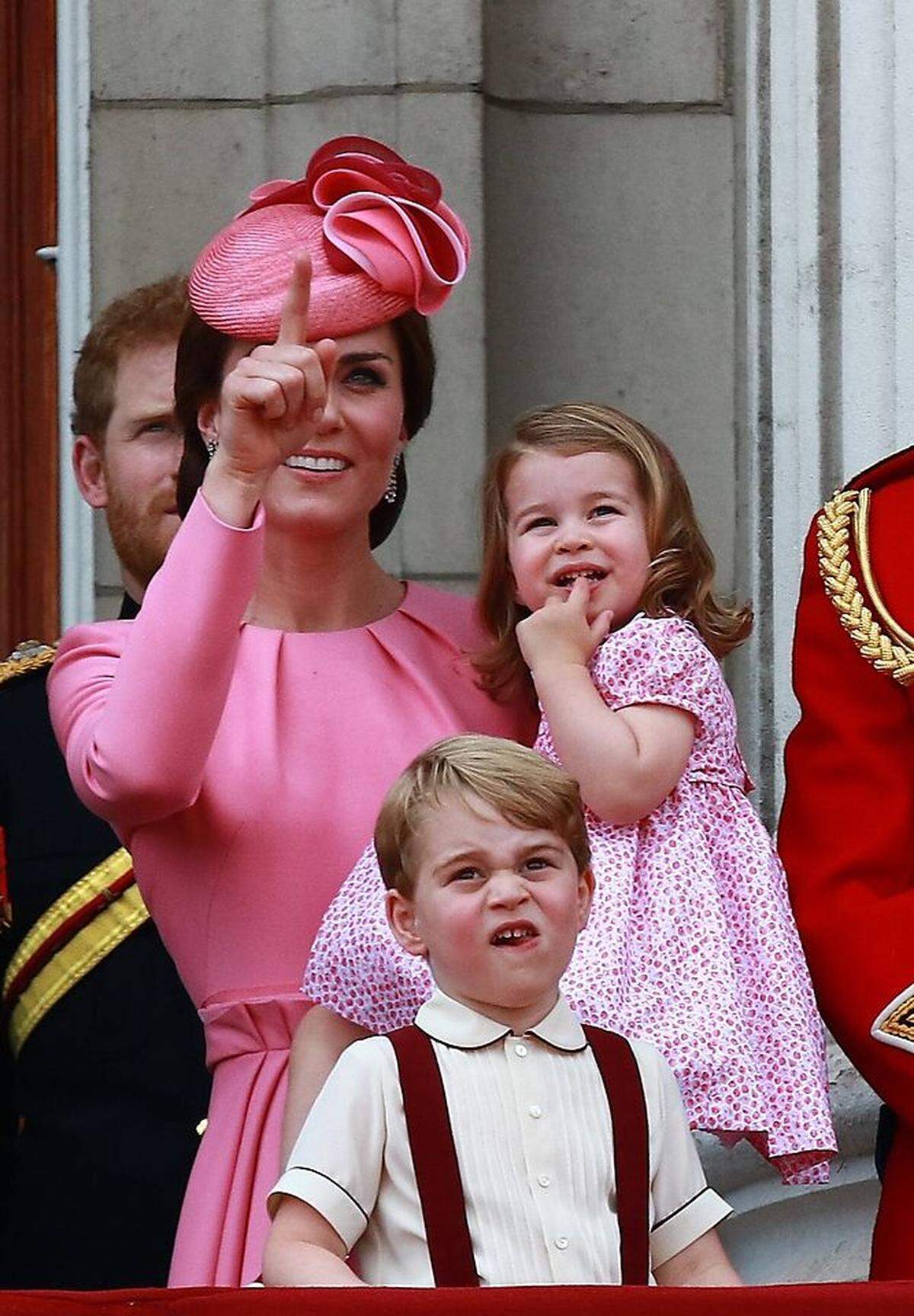 Alle Anwesenden sind deswegen total aufgeregt, immerhin trägt Mama Kate ansonsten präferiert beige/blau/schwarz/weiß. Pink steht ihr aber ziemlich gut, und deswegen hat sie sowohl ihre Tochter Prinzessin Charlotte als auch ihre Wangen gleich mit pink eingefärbelt. Das Farbenspiel schien Kate insgesamt mutig zu machen - es gab sogar einen Touch Rot für den Fascinator aus dem Hause Jane Taylor obendrauf.