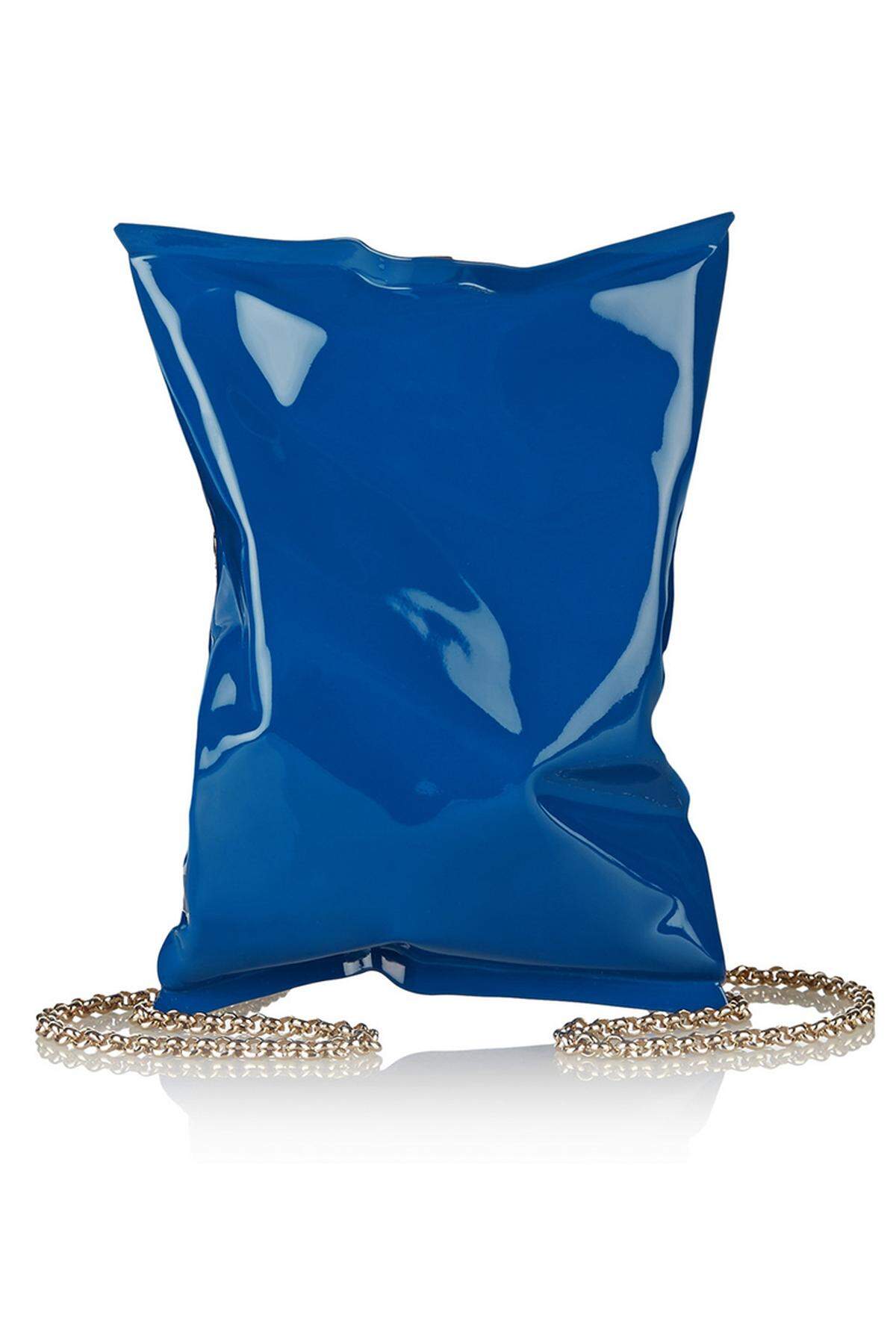 "Crisp Packet" Clutch aus beschichtetem Messing von Anya Hindmarch.