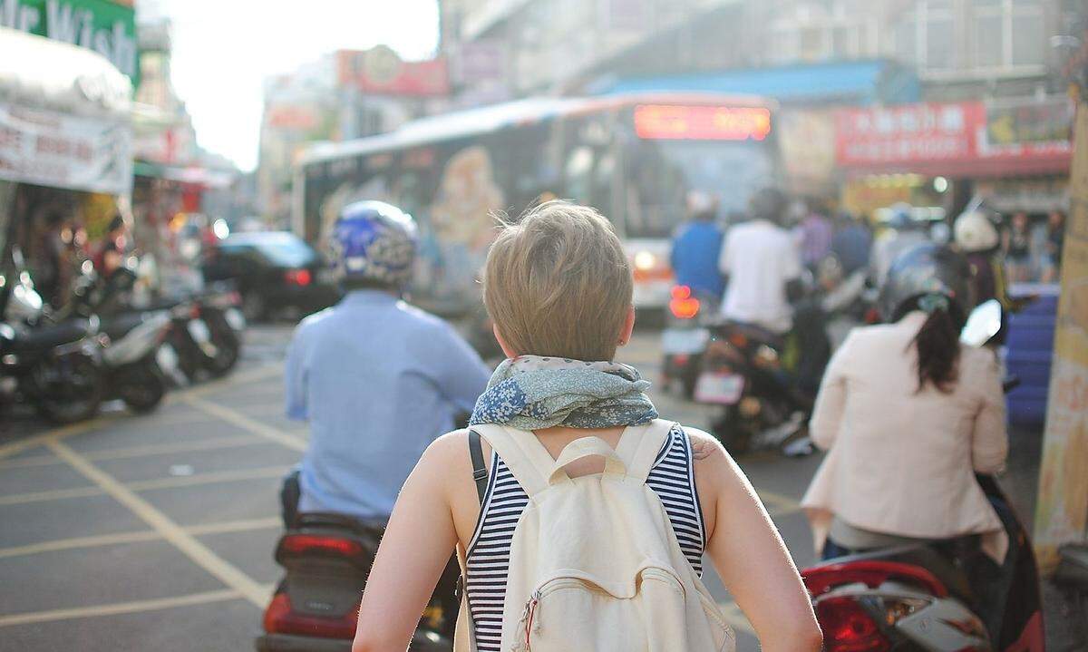 Auslandserfahrung sammeln. Kaum jemand spricht vom Auslandssemester nicht in Superlativen. Denn selten fühlt man sich so frei (siehe Punkt 3) und erlebt zugleich so viel Neues. Auslandserfahrung kann man notfalls aber auch zu Hause machen: als Buddy für einen Auslandsstudenten, beim Sprachtandem oder ganz einfach bei Erasmus-Partys im Studentenheim. Die finden erfahrungsgemäß täglich irgendwo statt.