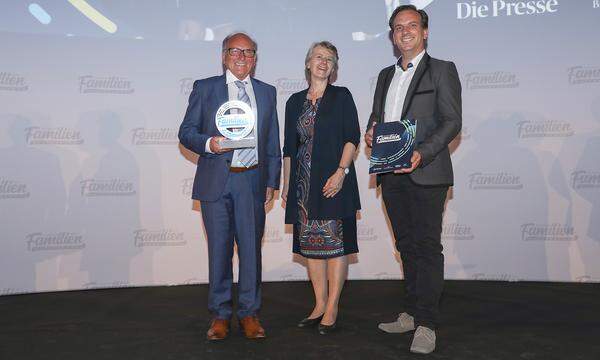 Das beste Familienunternehmen von Vorarlberg: Amann - die DachMarke GmbH aus Hard (v.l.): Amann-Gründer Manfred Amann mit WU-Universitätsprofessorin Susanne Kalss und Aman-Geschäftsführer Marius Amann.