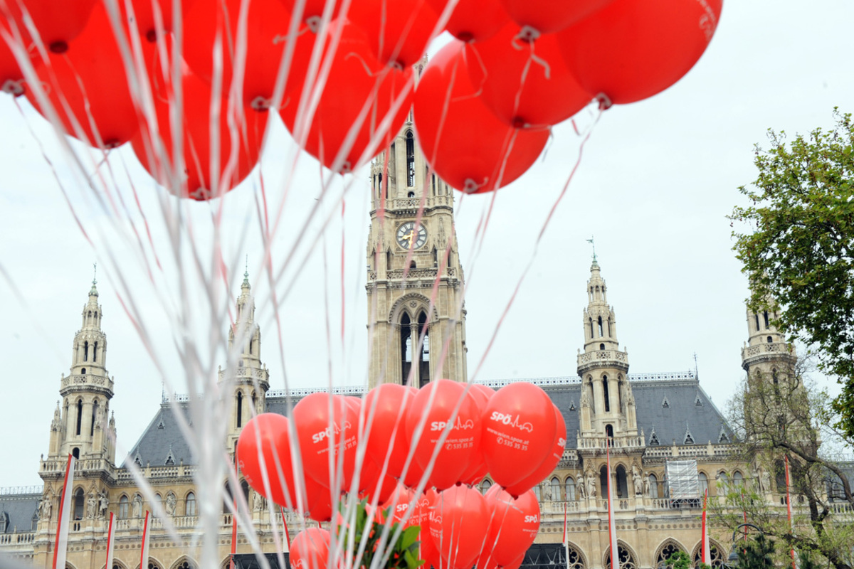 Der rote Aufmarsch ist traditionell die größte Veranstaltung zum Tag der Arbeit.
