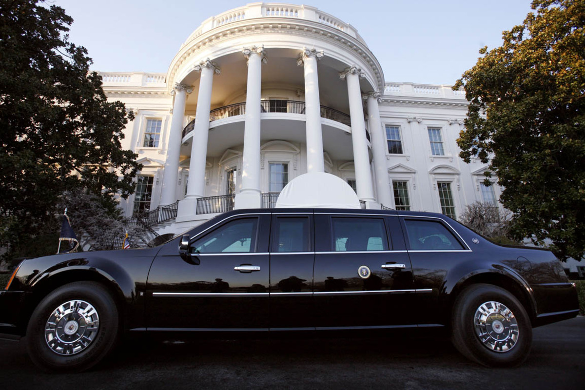 Der mächtigste Mann der Welt kann sich natürlich nicht in einer "gewöhnlichen" Luxuslimousine herumkutschieren lassen. "Bestie" und "Panzer mit Nadelstreifen" sind die Spitznamen des Dienstwagens von US-Präsident Barack Obama.