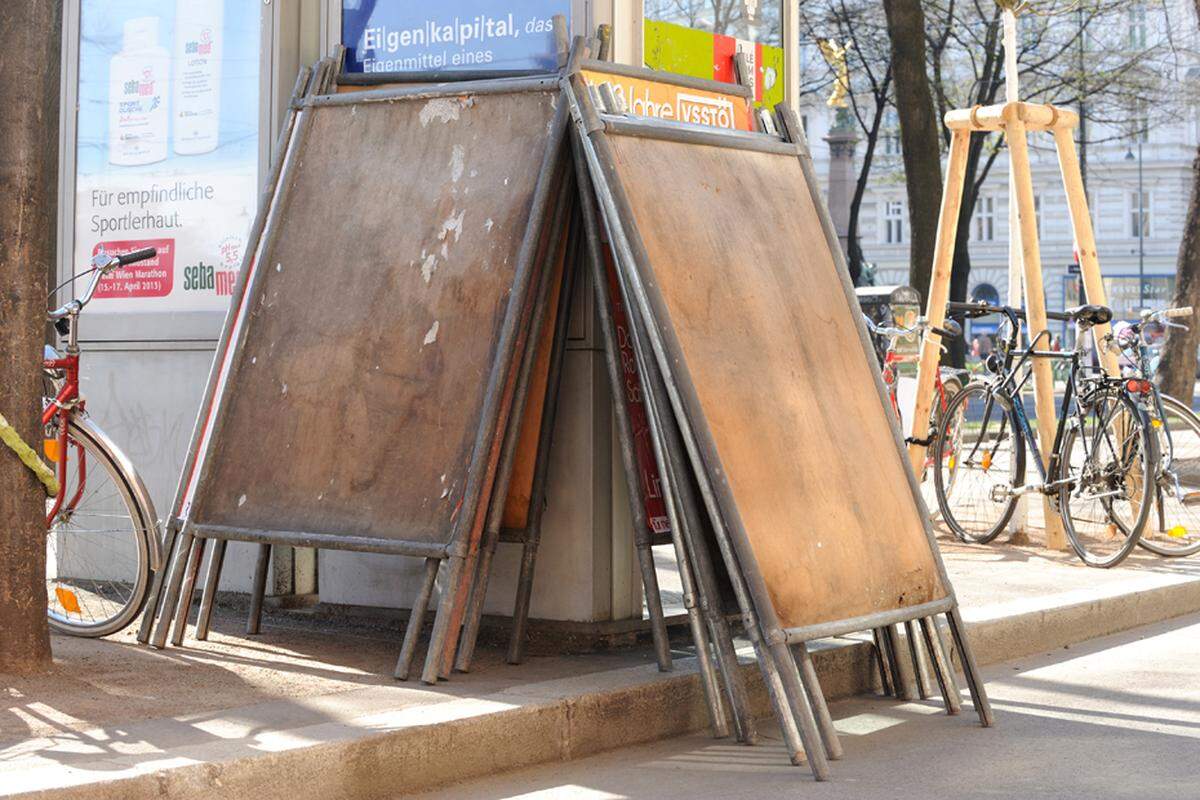 Vor dem Hauptgebäude der Uni Wien und dem Neuen Institutsgebäude (NIG) stehen indes überhaupt keine Wahlplakate mehr. Der Grund: Plakatständer für die ÖH-Wahlen sind auf öffentlichem Grund in Wien nicht erlaubt. Die MA48 räumte sie. Allerdings werden die Mistkübler in solchen Fällen nicht von selbst aktiv - sondern erst, wenn jemand den Fall meldet. Wer es in diesem Fall war, das ist nicht klar.(beba)