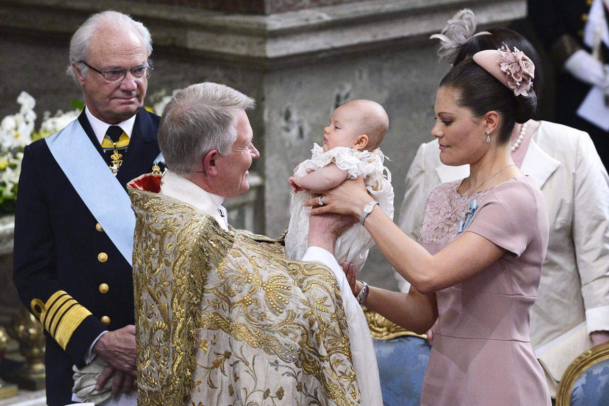Estelle, die kleine Tochter von Kronprinzessin Victoria von Schweden und Prinz Daniel erblickte am 23. Februar 2012 das Licht der Welt und wenig später das Blitzlicht des königlichen Opas. König Carl XVI. Gustaf schoss die ersten Fotos seiner Enkelin.