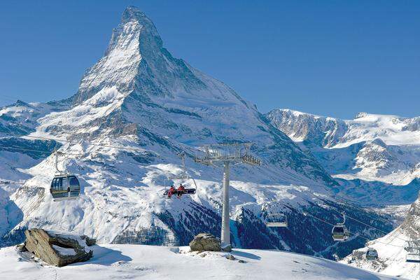 Dem darf Zermatt nicht nachstehen. Der legendäre Winter- (und Sommer-)Sportort verlangt für die Tageskarte ebenfalls 79 Schweizer Franken. Dafür darf man dann auch (unter anderem) mit Doppelmayr-Liften (im Bild) die Höhen erklimmen.