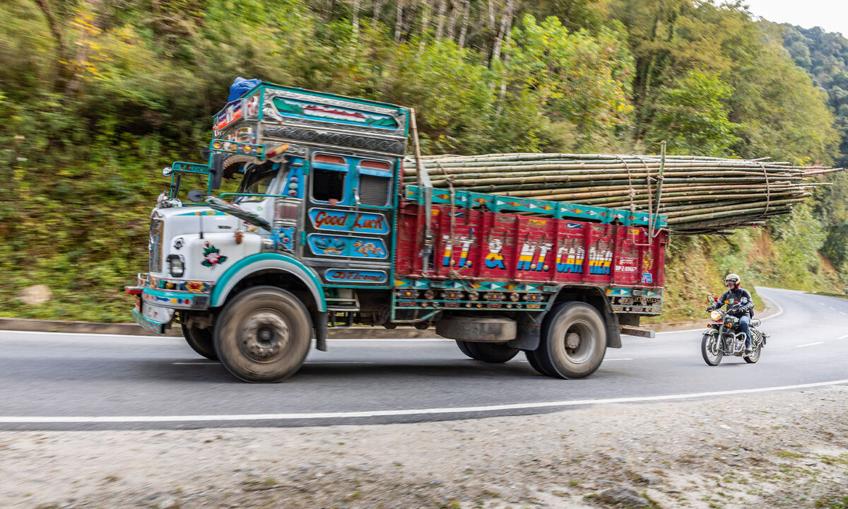 Den Warentransport bewerkstelligen bunt bemalte Lkw: freundliche Wünsche, optimistische Ladungssicherung.