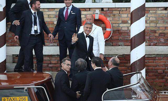 George Clooney entsteigt dem Boot vor einem Luxushotel in Venedig.