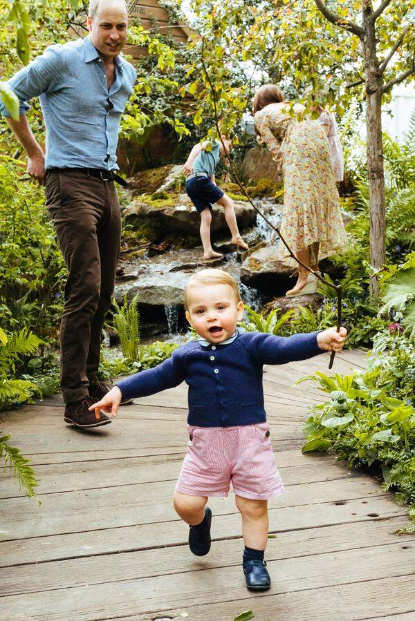 Prinz Louis, der jüngste Spross von Herzogin Catherine und Prinz William, feierte am 23. April seinen ersten Geburtstag. An der Seite seiner Eltern und Geschwister machte er im Zuge dessen auch seine ersten Schritte in der Öffentlichkeit.