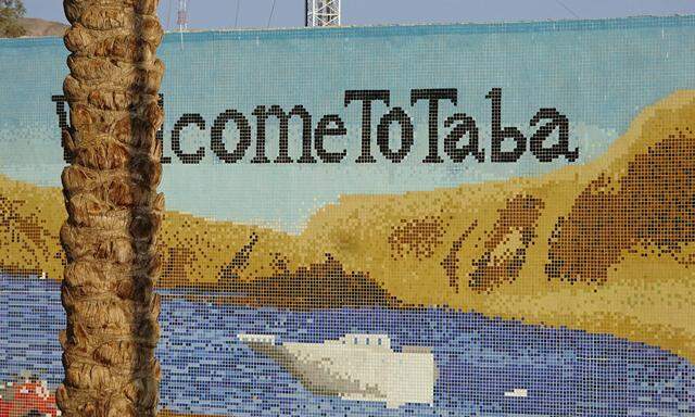 Position. Taba liegt im „Vierländereck“ von Ägypten, Saudiarabien, ­Jordanien und Israel. ­Gehört zu Ägypten, das israelische Eilat ist nur sechs  Kilometer entfernt. 