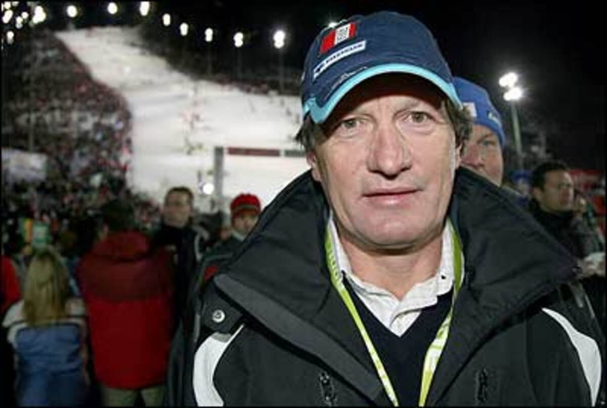 Franz Klammer blickt etwas skeptisch in die Kamera. Kein Wunder, schien der schwedische Slalom-Spezialist Jens Byggmark nach seinem Doppel-Sieg in Kitzbühl fast unschlagbar.
