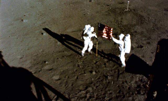 Die Astronauten Edwin Buzz Aldrin und Neil Armstrong am 20. Juli 1969 am Mond. 