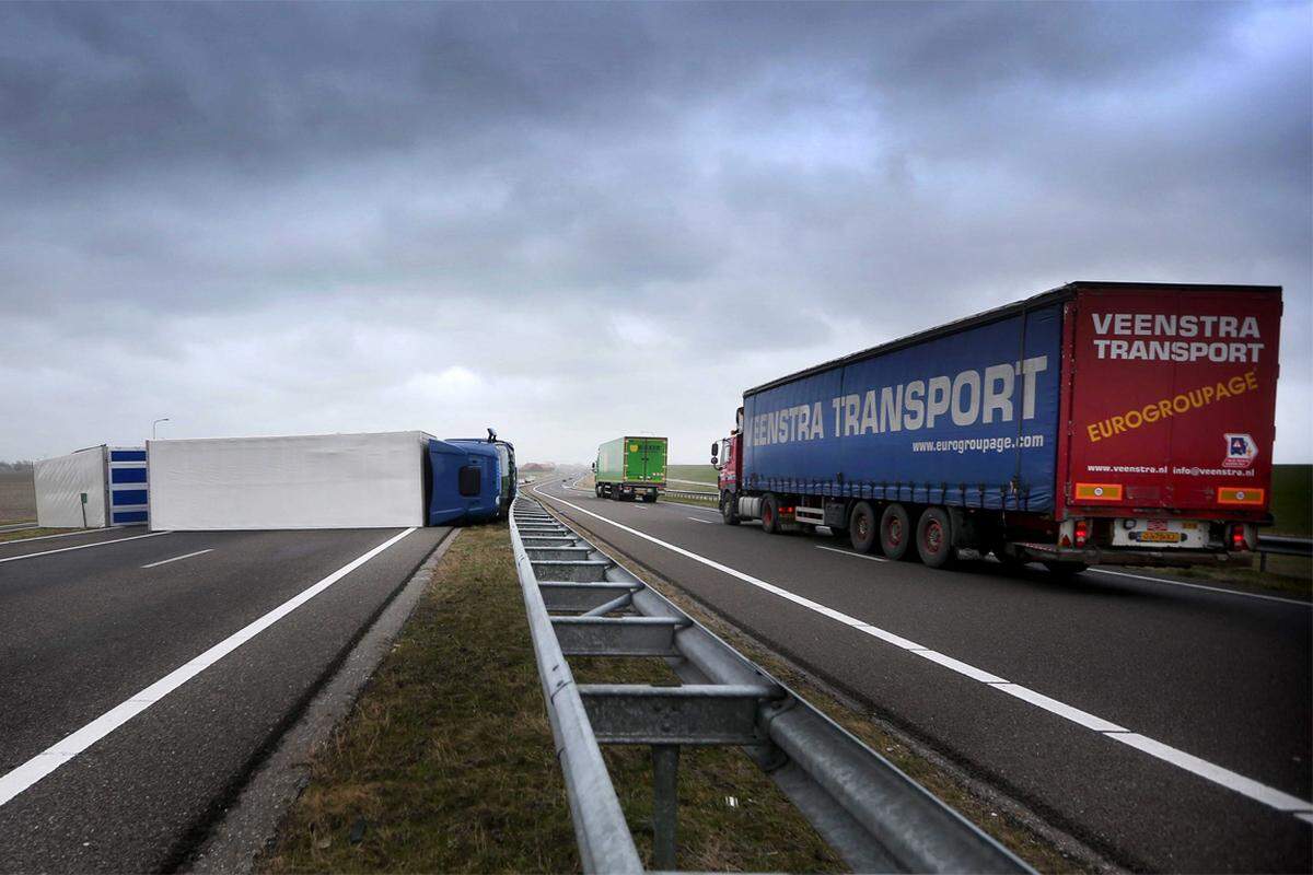 Auch die Niederlande waren betroffen. Hier liegt ein umgekippter LKW nahe Harlingen.