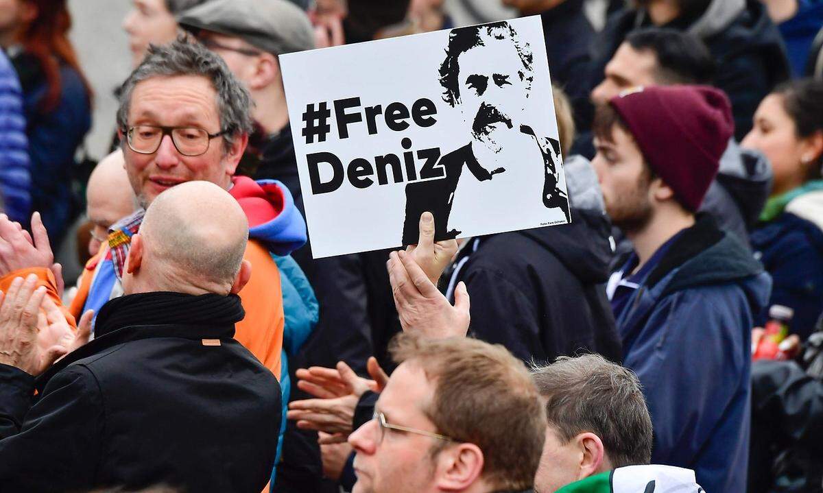 Unter dem Ausnahmezustand schloss Ankara mehr als 160 Medien, tausende Journalisten verloren ihren Job. Neben Medien, die der Gülen-Bewegung nahestehen sollen, traf es vor allem kurdische Sender und Publikationen. Derzeit sitzen mehr als 160 Journalisten im Gefängnis, zumeist wegen Terrorvorwürfen. Auch der deutsch-türkische "Welt"-Korrespondent Deniz Yücel und die deutsche Journalistin Mesale Tolu sind seit Monaten inhaftiert.