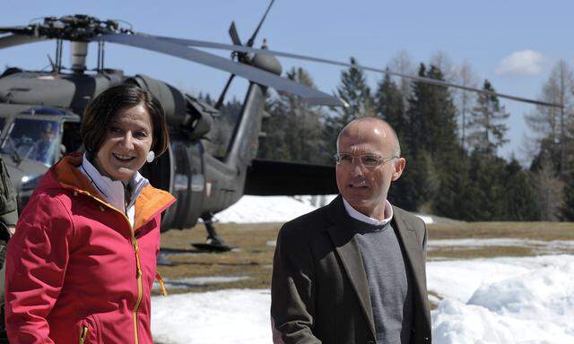 Im koalitionären Gleichschritt: Ministerin Johanna Mikl-Leitner und Ressortchef Gerald Klug am Montag auf dem Truppenübungsplatz Seetaler Alpe.