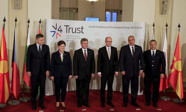 Slovakia´s PM Fico, Poland´s PM Szydlo, Bulgaria´s PM Borisov, Macedonia´s President Ivanov, Czech PM Sobotka and Hungary´s PM Orban pose for a group photo during an extraordinary Visegrad Group summit in Prague