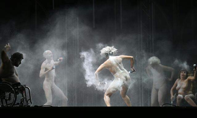 Große Bühne für Doris Uhlichs „Pudertanz“ bei der Eröffnung im Kongresspark Ischl, großer Jubel für die Feier diverser Nacktheit im Zentrum österreichischen Konservativismus, dem Salzkammergut.