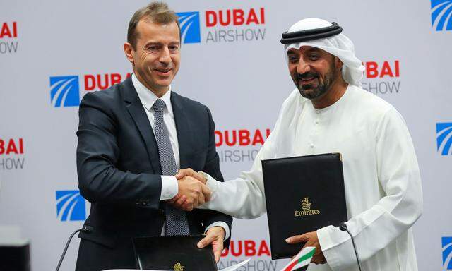 Emirates-Präsident Scheich Ahmed bin Saeed Al Maktoum und Aibus-Chef Guillaume Faury