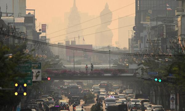 Ein Buddha in der thailändischen Hauptstadt Bangkok verschwindet im Smog.