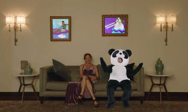 Sheeran mit Pandakostüm im Video zu "I Don't Care". 