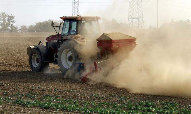 Traktor auf einem Feld verstreut Glyphosatzur Unkrautbek�mpfung McPBBO *** Tractor in a field sca