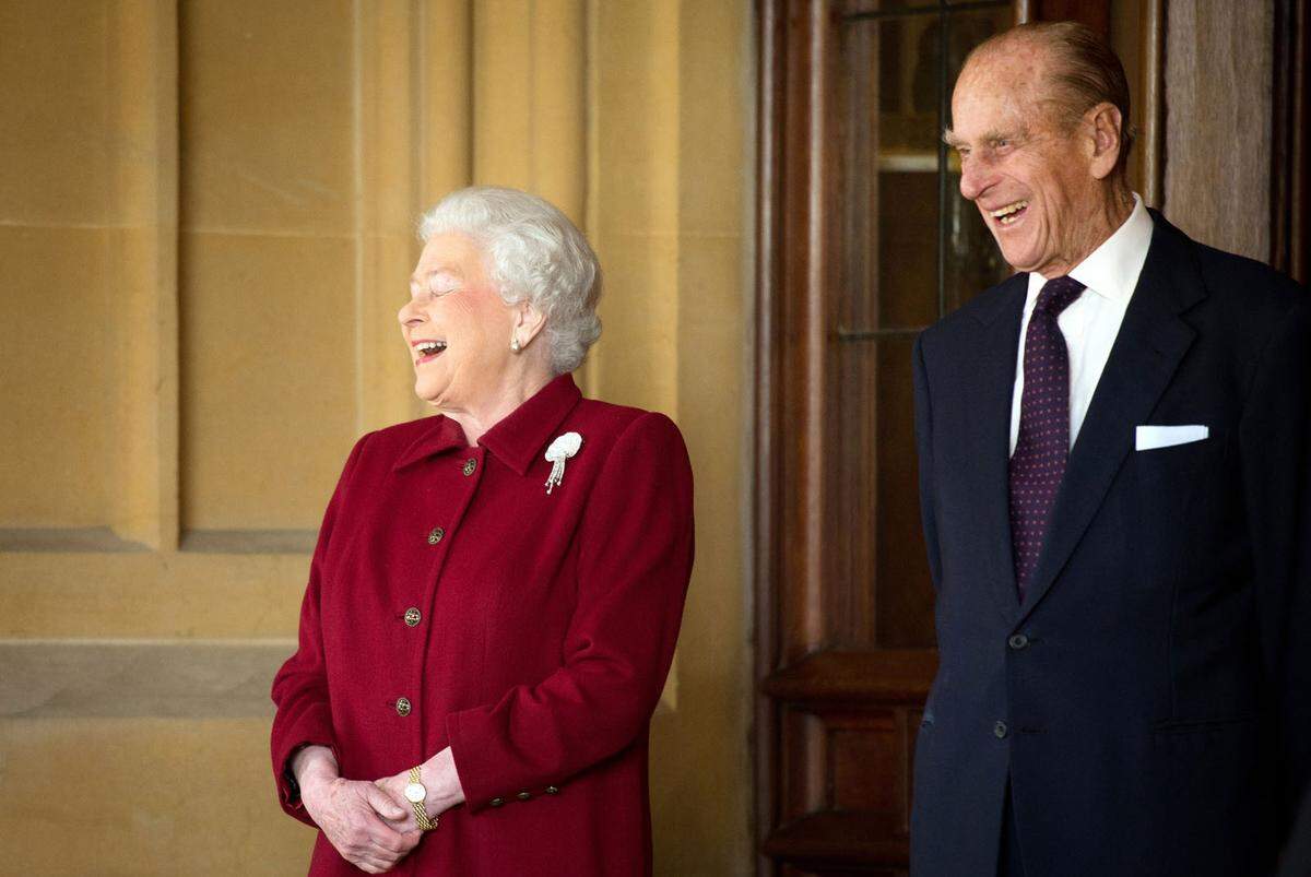 Philip sei der einzige gewesen, der Kritik an der Königin üben durfte. Er zog sich 2017 aus der Öffentlichkeit zurück, hat seine Frau aber weiterhin manchmal zu Terminen begleitet.