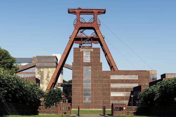 Die Zeche und Kokerei Zollverein in Essen wurde 2001 als "Industriekomplex Zeche Zollverein" in die Welterbeliste der UNESCO aufgenommen. Seitdem gehört die ehemalige Industrieanlage offiziell zu den bedeutendsten Kulturgütern der Welt. Das Welterbe Zollverein feiert das Bauhaus-Jahr 2019 mit einem Festival sowie mit Ausstellungen, Aufführungen, Konzerten, Führungen, Workshops und Vorträgen.