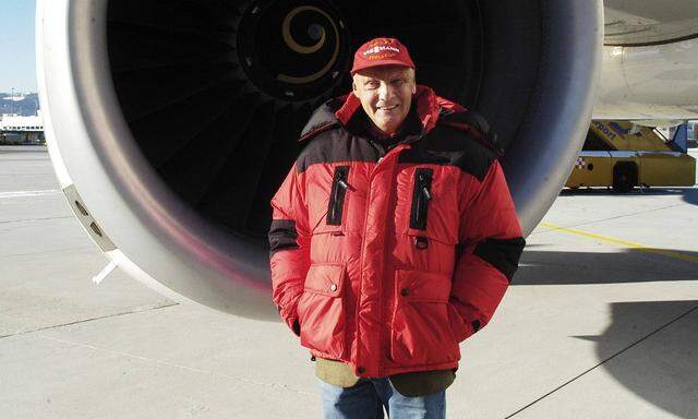 Niki Lauda Pilot und Gruender Niki Air vor einer Flugzeugturbine