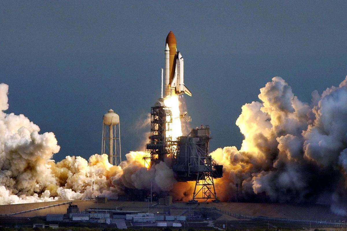 Das jüngste Raumschiff der Space-Shuttle-Flotte der USA war 1991 aus dem Montagewerk im kalifornischen Palmdale gerollt. Seit dem Jungfernflug im Mai 1992 war das Shuttle insgesamt 299 Tage im All und legte bei seinen 25 Missionen mehr als 185 Millionen Kilometer zurück. (Bild: Ein Start im Jahr 2000)