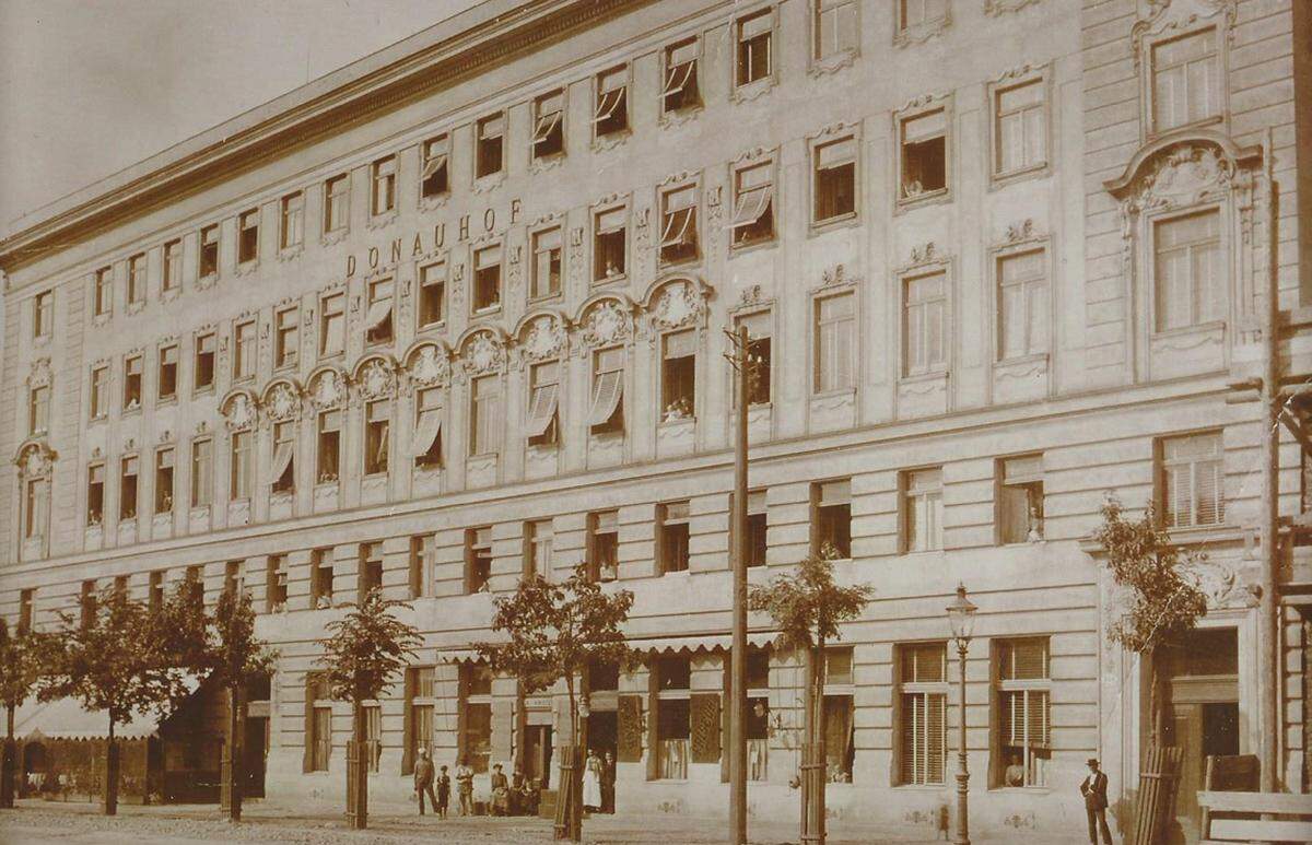 Um 1900, so viel haben die Recherchen bisher ergeben, war das Haus als Casino gewidmet, es lag im Grünen an der Donau, mit Markisen und Gastgärten davor und Restaurants, Geschäft und Gästezimmern im Inneren. Soweit man weiß, habe es einer Familie Kuffner gehört, sagt Klimt. Womöglich jener jüdischen Adelsfamilie, die die Ottakringer Brauerei besessen und die Kuffner Sternwarte gegründet hat – und die auch seinen Ururgroßonkel Gustav unterstützt haben soll. Man würde sich freuen, wenn Nachfahren im Herbst zur Eröffnung kämen. „So“, sagt Klimt, „schließt sich auch ein Kreis.“