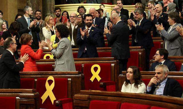 Hardliner-Separatist Roger Torrent (Mitte) ist neuer katalanischer Parlamentspräsident.