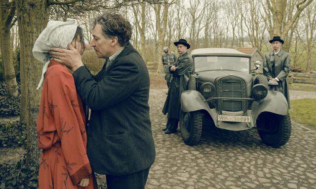 Erzwungener Abschied von seiner Frau Ditte (Johanna Wokalek): Maler Max Nansen (Tobias Moretti) wird von der Polizei abgeholt.