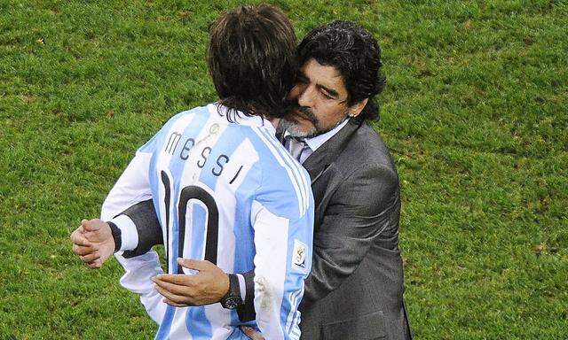 Messi und Maradona auf einem Archivbild aus dem Jahr 2010