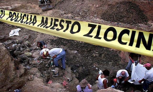 Archivbild: Untersuchungen in den Massengräbern von Srebrenica am 26. August 2003.