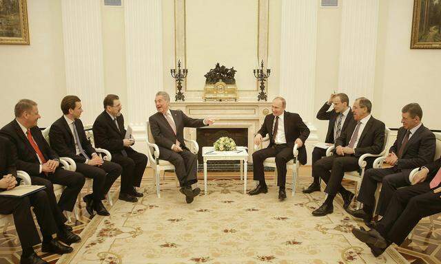 Heinz Fischer und Wladimir Putin zeigten sich bei ihrem Wiedersehen im Kreml bester Laune. Die hochkarätigen Gesprächsteilnehmer schmunzelten mit.