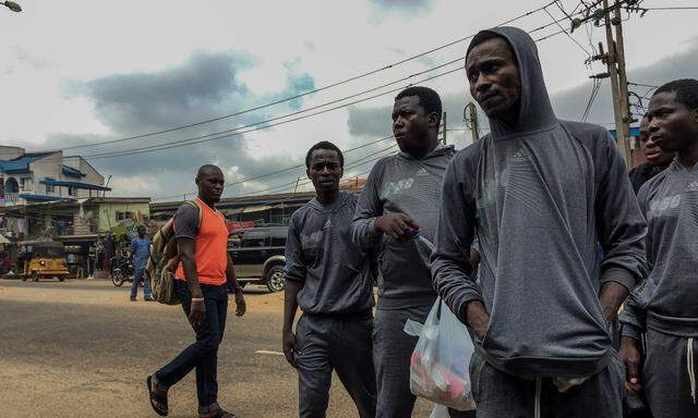 Einige der 160 Nigerianer, die mit Isaac (im Vordergrund) von Libyen nach Lagos zurückgeflogen wurden, am Tag nach der Ankunft.