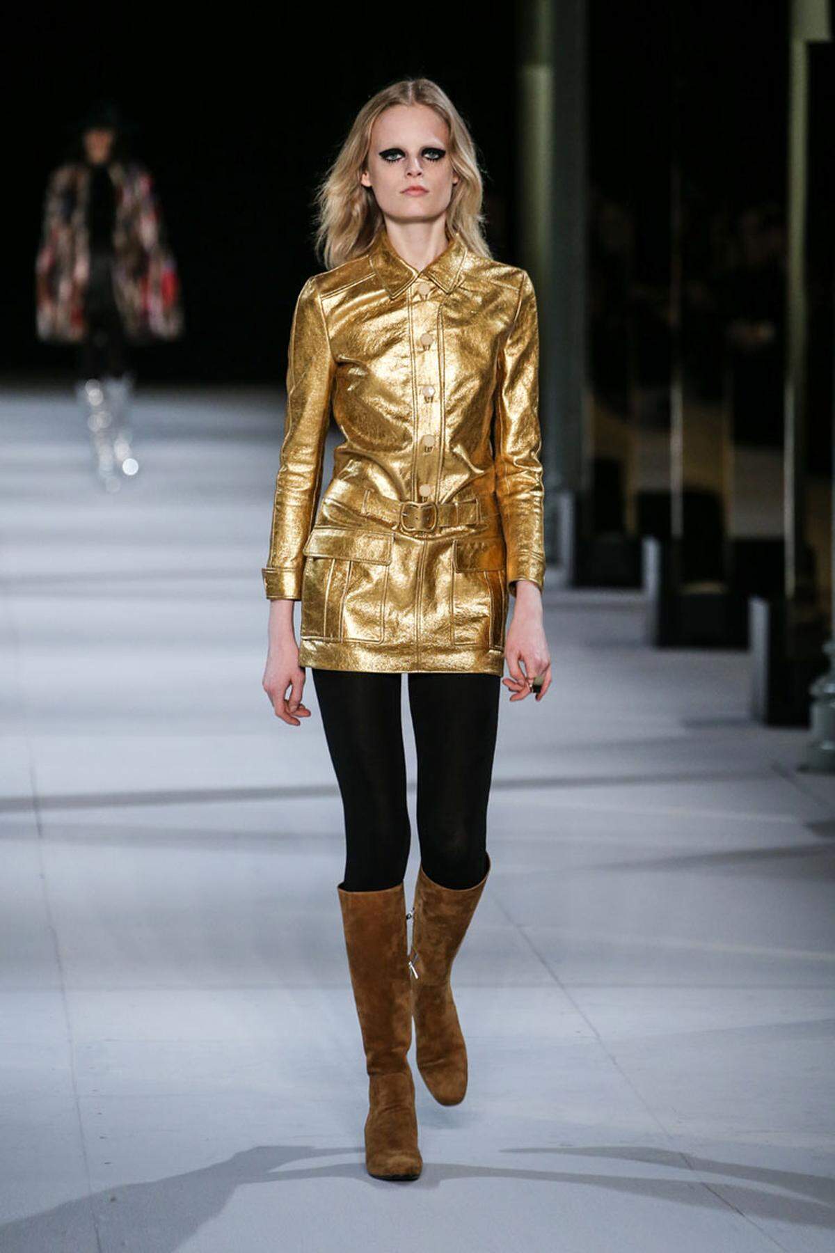 Den goldenen Herbst kann man mit schimmernden Materialien gebührend feiern. So kommt der Winter-Blues erst gar nicht auf. Look von Saint Laurent.