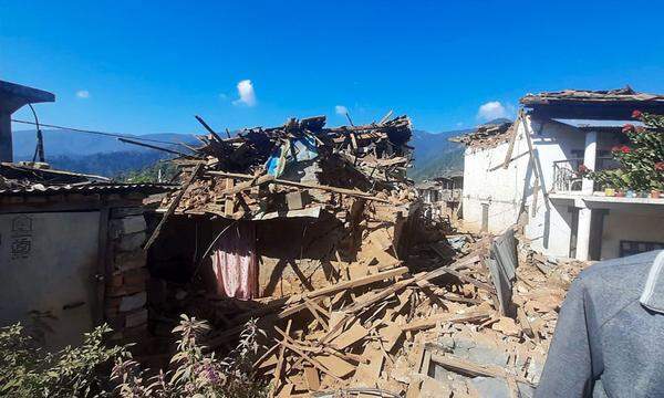 Zerstörte Häuser in Pipaldanda im Distrikt Jajarkot.