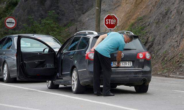 Die Behörden im Kosovo hatten am 1. November mit der Umsetzung einer Regelung begonnen, die bis 21. April zum Austausch der serbischen Autokennzeichen durch kosovarische abzielt.