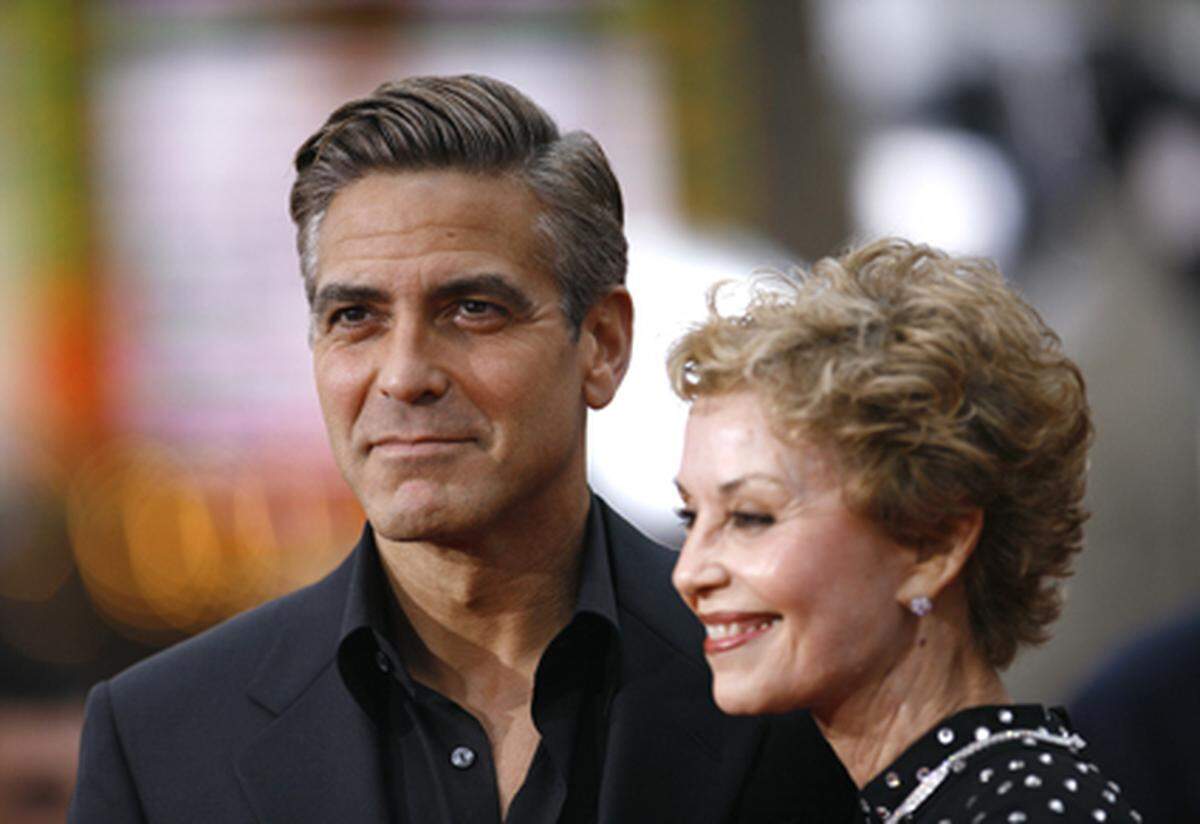 Ein (mittlerweile verlobter) Frauenschwarm wie George Clooney hat natürlich auch eine ansehnliche Mama. Hier stand sie, Nina Bruce Warren, bei der Premiere von "Ocean's Thirteen" in Hollywood mit dem Sohnemann auf dem roten Teppich.