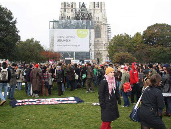 Der Protest schwappt auf die Uni Wien &uuml;ber. Im Sigmund-Freud-Park vor der Votivkirche treffen sich einige hundert Studenten verschiedener Studienrichtungen. Sie sind wegen schlechter Studienbedingungen frustriert und fordern "Bildung als Menschenrecht und nicht als Ware". Ein Protestzug zur Hauptuni formiert sich.