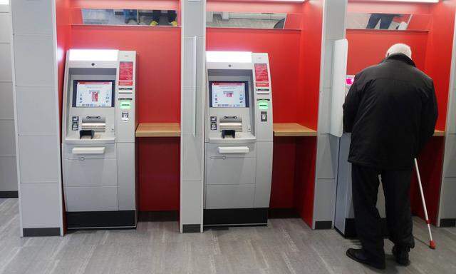 D�sseldorf Deutschland 19 01 2017 Geldautomaten im Vorraum in einer Bankfiliale der Sparkasse