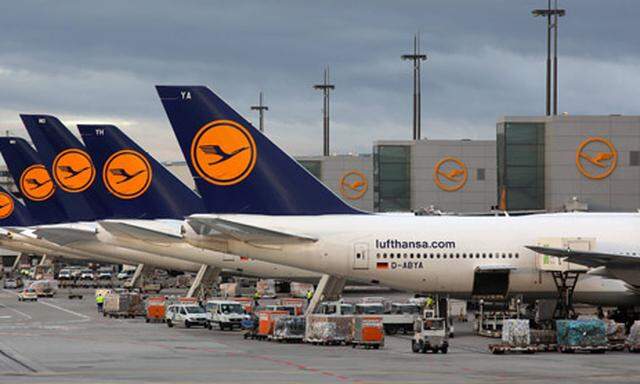 07 11 2013 Frankfurt DEU Lufthansa Flugzeuge am Frankfurter Flughafen