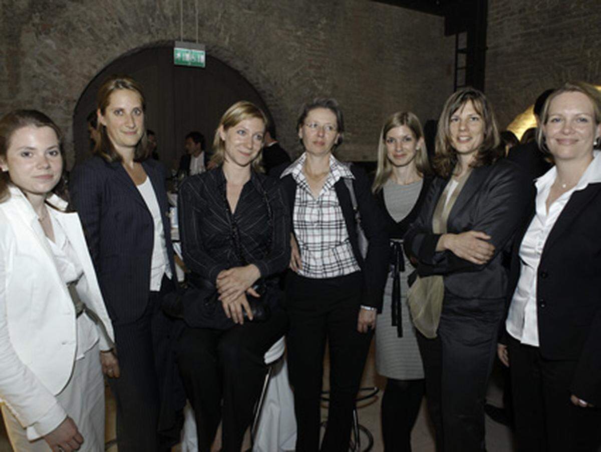 Von Links nach rechts: Patricia Pokorny, Sandra Opressnik, Tanja Gruber, Karin Medved, Sabine Hartzhauser, Esther Lajta-Fichtinger und Sabine Binder-Krieglstein.