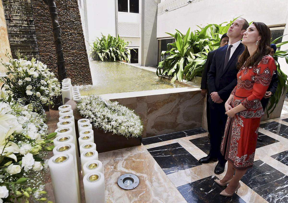 Prinz William (33) und seine Frau Kate (34) haben zum Auftakt ihrer Indien-Reise der Opfer des Terroranschlags in Mumbai (Bombay) gedacht. Das Paar legte am Sonntag am berühmten Taj Mahal Palace Hotel einen Kranz nieder.