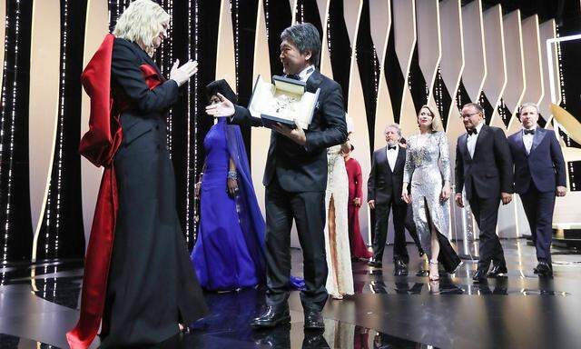 Jury-Präsidentin Cate Blanchett (Mitte) übergab Kore-Eda Hirokazu die Goldene Palm von Cannes.
