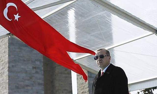 Mit Erdogan ist nicht gut Köfte essen. handout photo shows Turkish President Erdogan attending a ceremony to mark the 101st anniversary of Battle of Canakkale, as part of the WWI Gallipoli campaign, in Canakkale